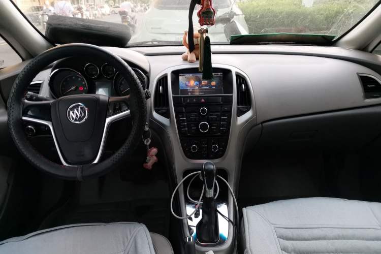 Used Buick GT 2012 GT 1.6L Automatic Fashion Edition Center Console