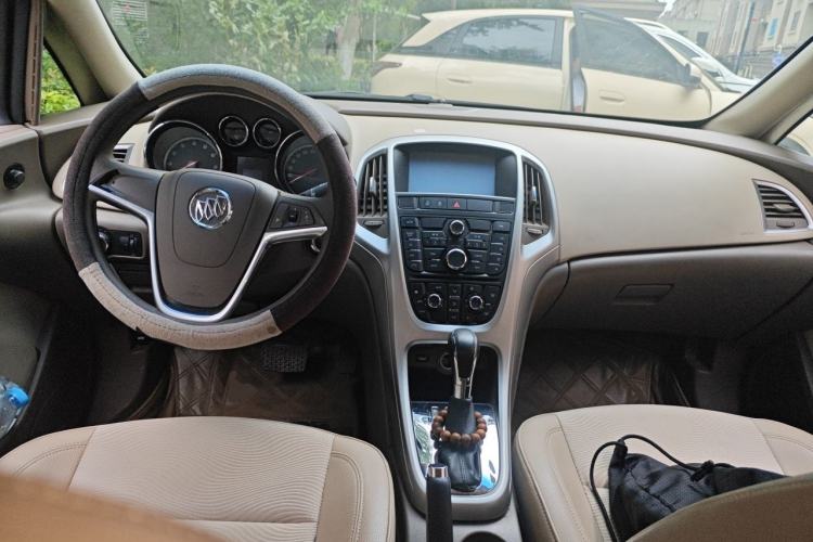 Used Buick GT 2012 GT 1.6L Automatic Fashion Edition Center Console