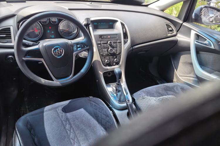 Used Buick GT 2012 XT 1.6T Fashion Sport Edition Center Console