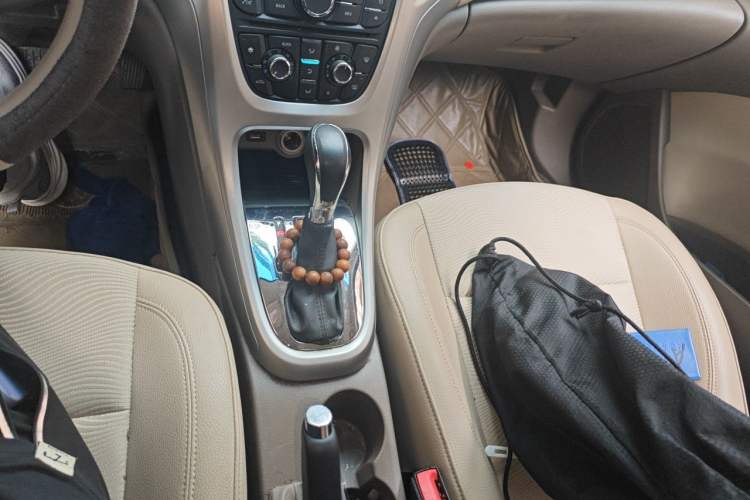 Used Buick GT 2012 GT 1.6L Automatic Fashion Edition Gear Lever