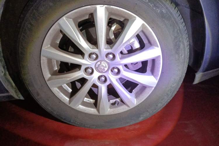 Used Buick GT 2012 GT 1.6L Automatic Comfort Edition Right Front Wheel Hub