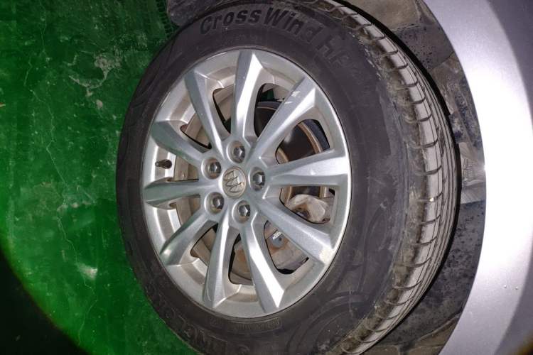 Used Buick GT 2012 GT 1.6L Automatic Comfort Edition Right Front Wheel Hub