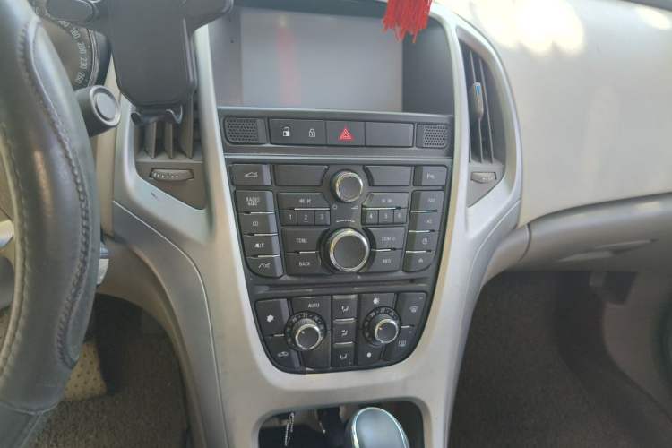 Used Buick GT 2012 GT 1.6L Automatic Fashion Edition Audio And AC Panel