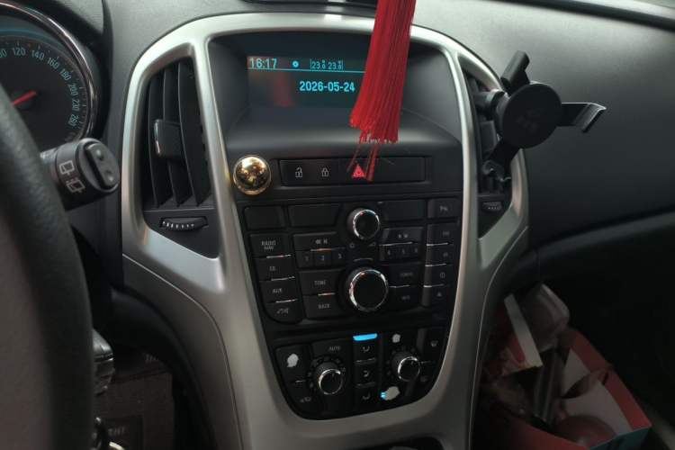 Used Buick GT 2012 XT 1.6L Automatic Comfort Edition Audio And AC Panel