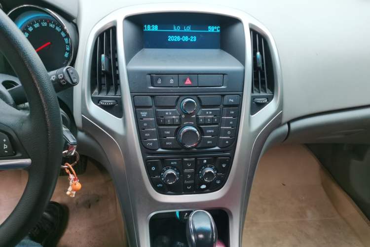Used Buick GT 2012 XT 1.6L Automatic Fashion Edition Audio And AC Panel