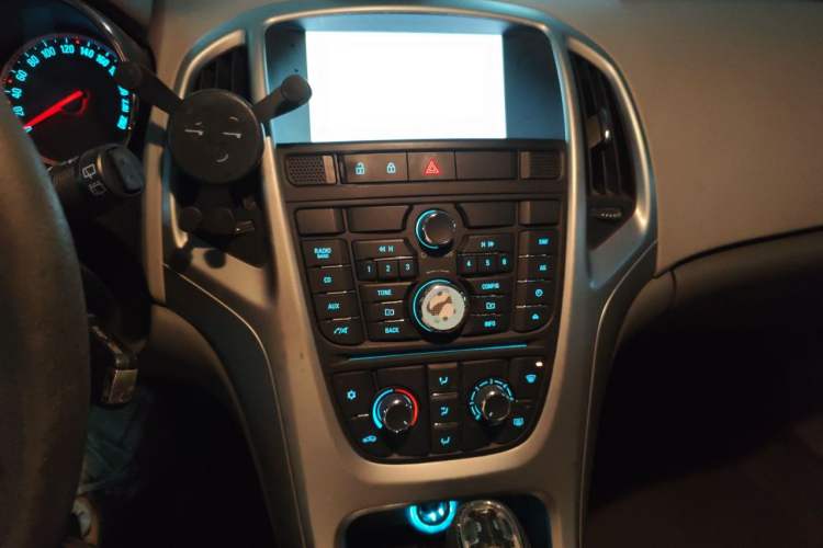 Used Buick GT 2012 XT 1.6L Automatic Comfort Edition Audio And AC Panel