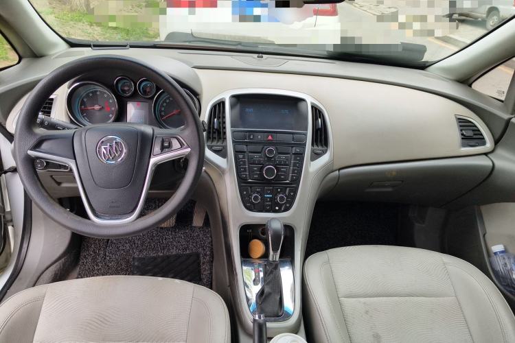 Used Buick GT 2012 XT 1.6L Automatic Fashion Edition Center Console