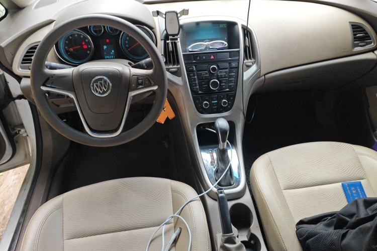 Used Buick GT 2012 GT 1.6L Automatic Fashion Edition Center Console
