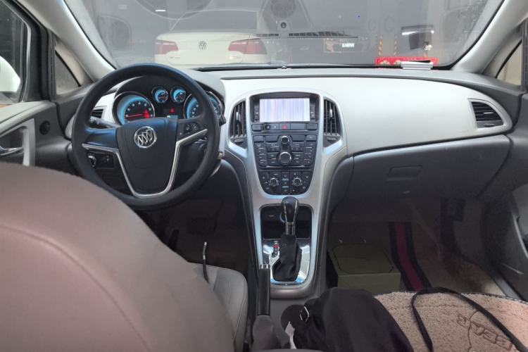 Used Buick GT 2012 XT 1.6L Automatic Fashion Edition Center Console