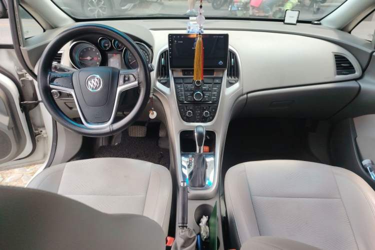 Used Buick GT 2012 XT 1.6L Automatic Fashion Edition Center Console