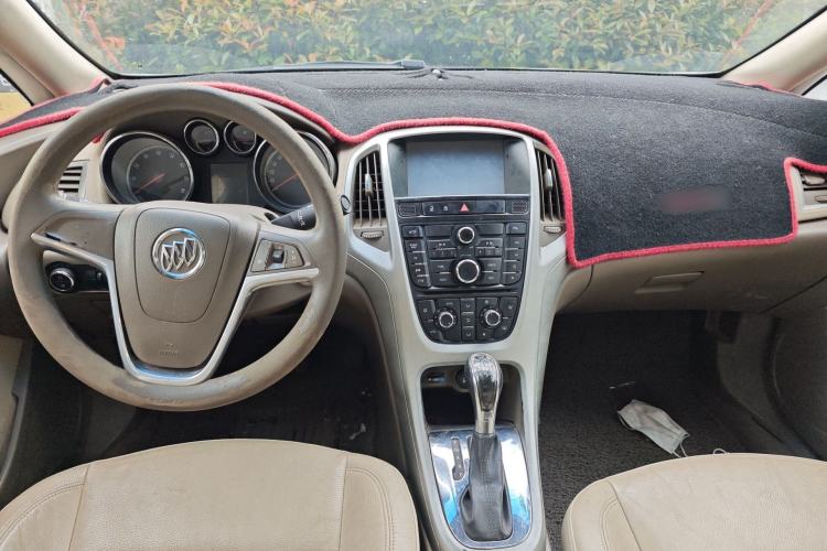 Used Buick GT 2012 GT 1.8L Automatic Fashionable Leather Edition Center Console