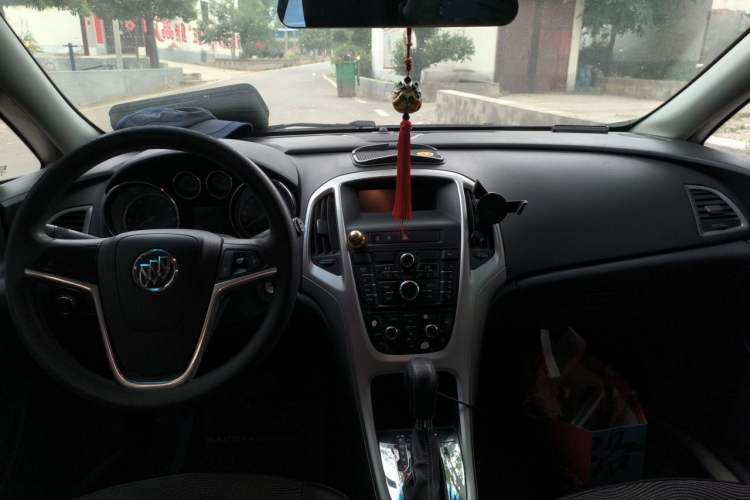 Used Buick GT 2012 XT 1.6L Automatic Comfort Edition Center Console
