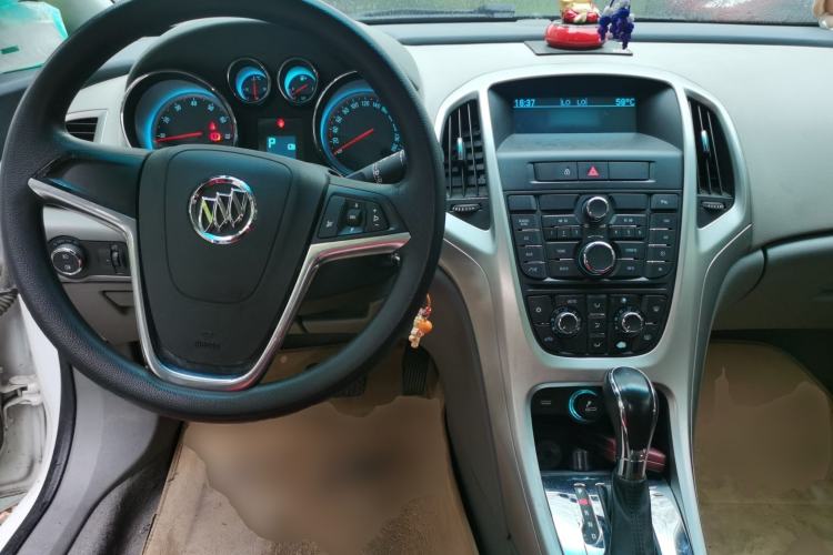 Used Buick GT 2012 XT 1.6L Automatic Fashion Edition Center Console