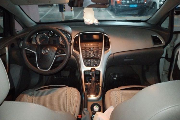 Used Buick GT 2012 XT 1.6L Automatic Fashion Edition Center Console