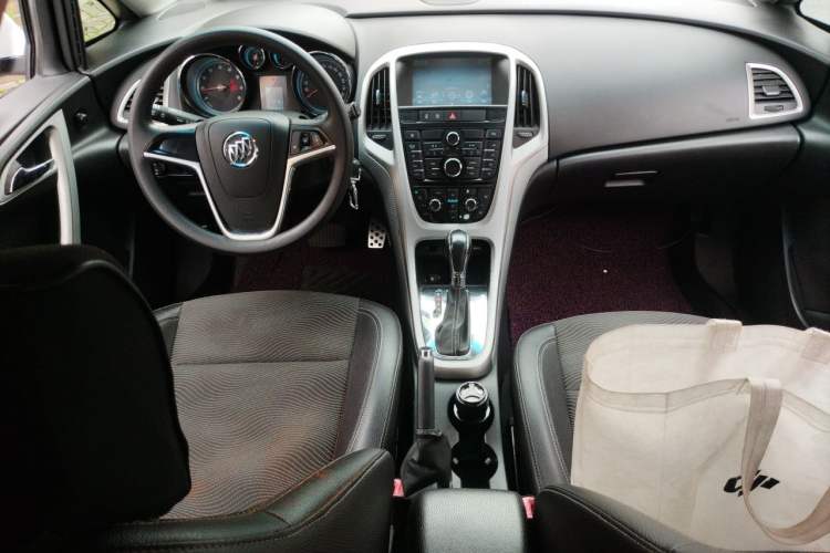 Used Buick GT 2012 XT 1.6T Fashion Sport Edition Center Console