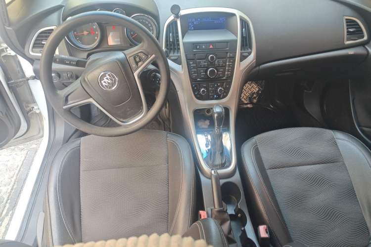 Used Buick GT 2012 XT 1.6L Automatic Fashion Edition Center Console