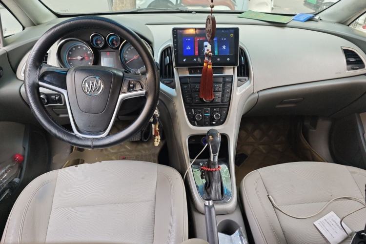 Used Buick GT 2012 XT 1.6L Automatic Fashion Edition Center Console