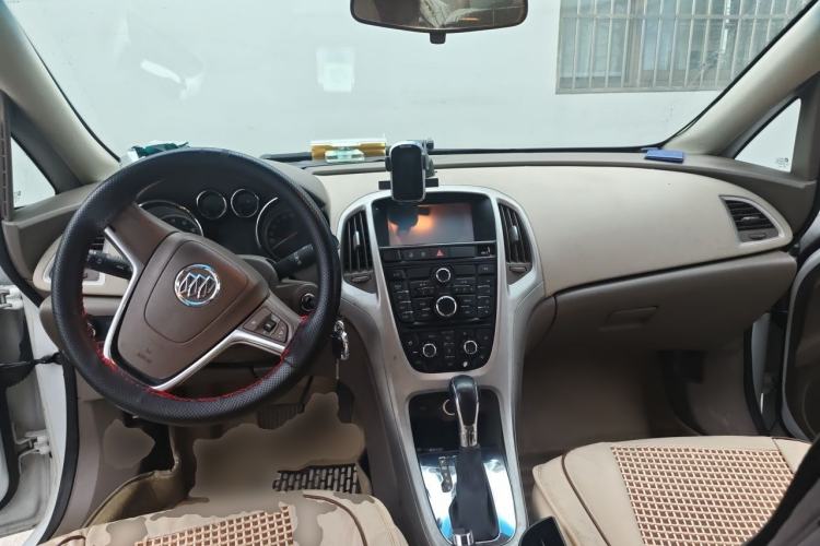 Used Buick GT 2012 GT 1.6L Automatic Fashion Edition Center Console