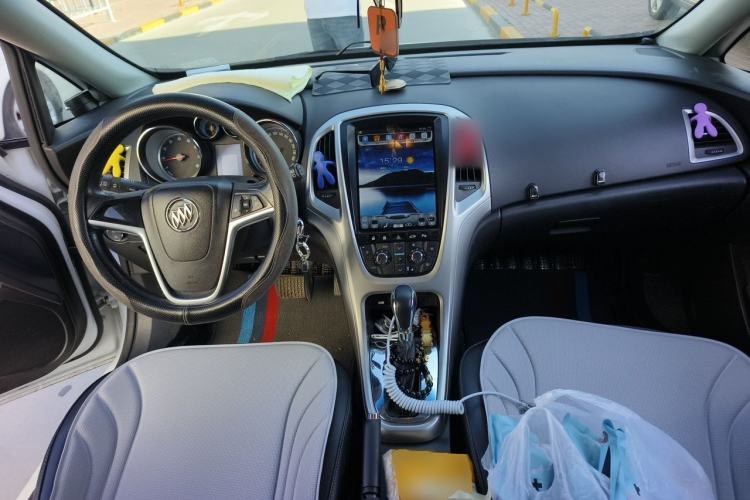 Used Buick GT 2012 XT 1.6L Automatic Fashion Edition Center Console