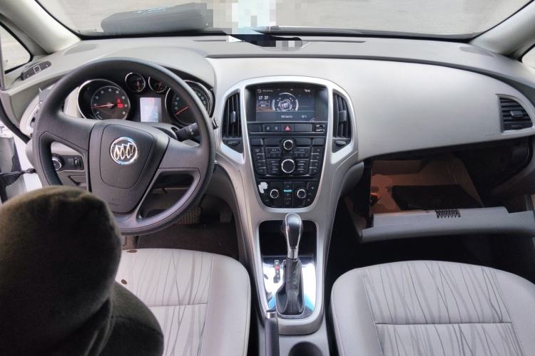 Used Buick GT 2012 XT 1.6L Automatic Fashion Edition Center Console