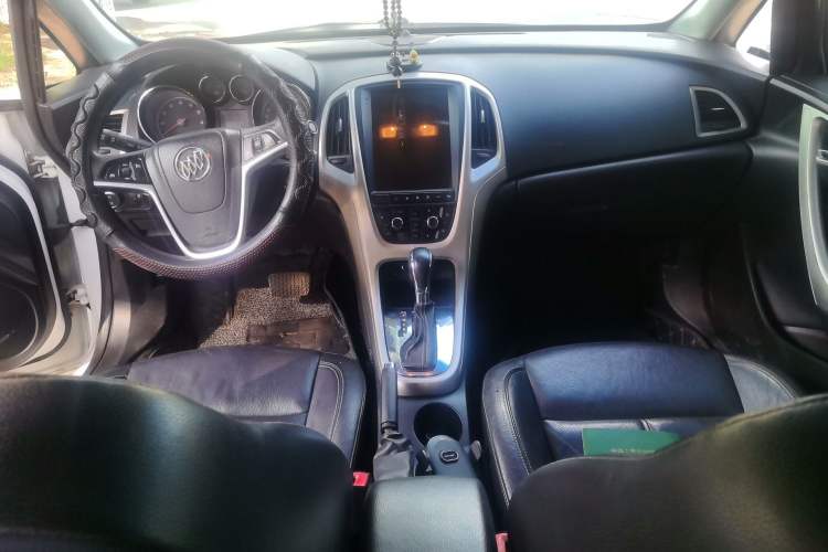 Used Buick GT 2012 GT 1.8L Automatic Fashionable Leather Edition Center Console