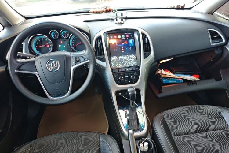 Used Buick GT 2012 XT 1.6L Automatic Fashion Edition Center Console
