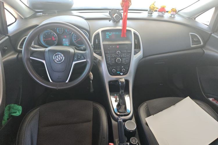 Used Buick GT 2012 XT 1.6L Automatic Fashion Edition Center Console