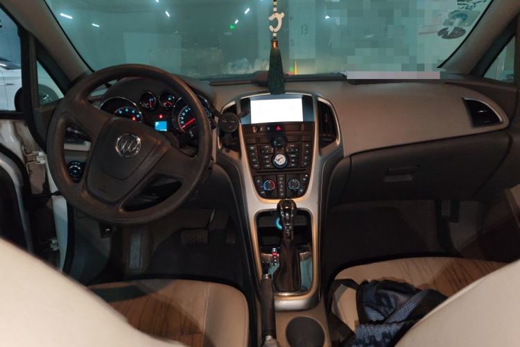 Used Buick GT 2012 XT 1.6L Automatic Comfort Edition Center Console