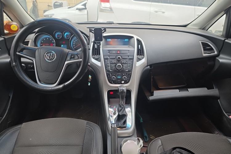 Used Buick GT 2012 XT 1.6L Automatic Fashion Edition Center Console