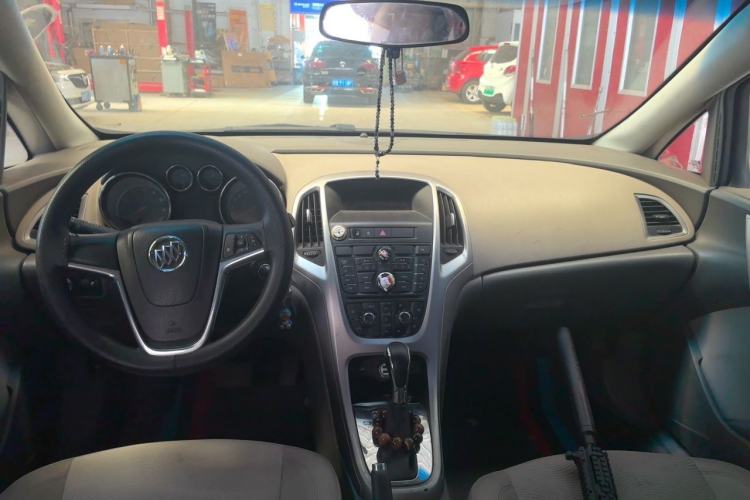 Used Buick GT 2012 XT 1.6L Automatic Fashion Edition Center Console