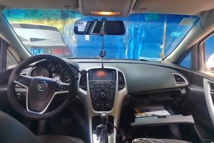 Used Buick GT 2012 XT 1.6L Automatic Fashion Edition Center Console