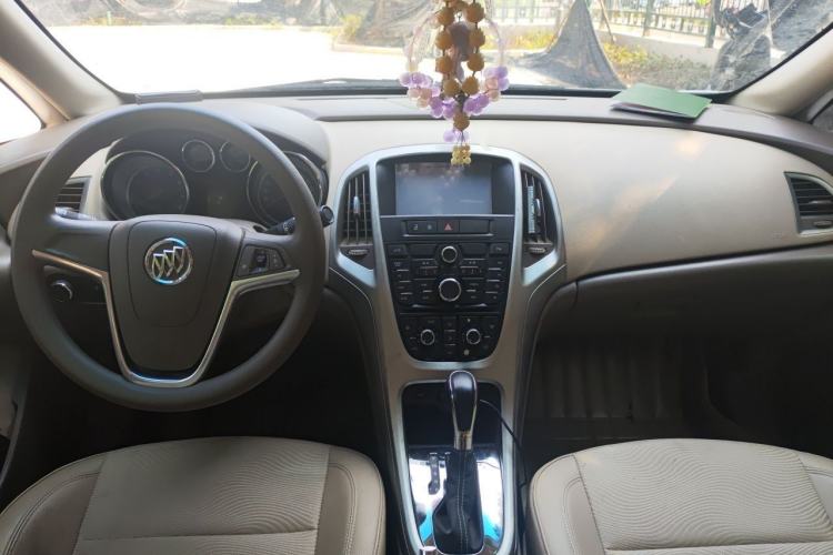 Used Buick GT 2012 GT 1.6L Automatic Fashion Edition Center Console