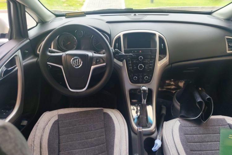 Used Buick GT 2012 XT 1.6L Automatic Fashion Edition Center Console