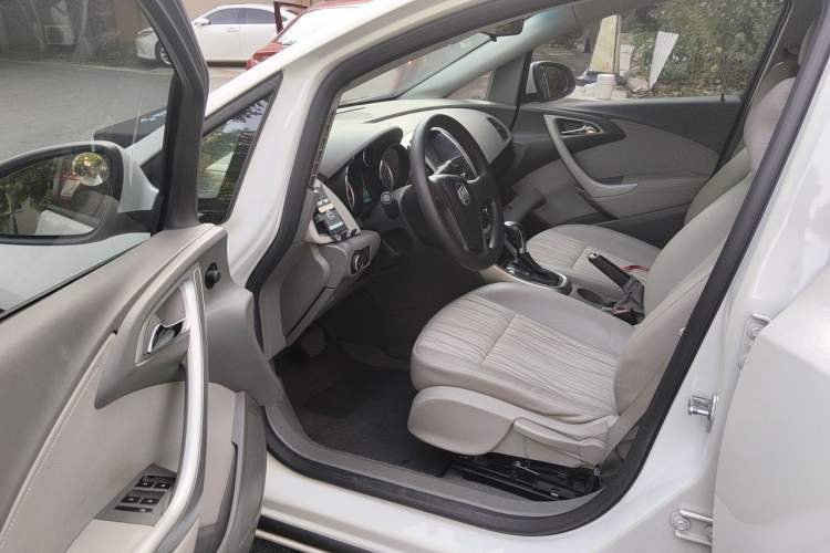 Used Buick GT 2012 XT 1.6L Automatic Fashion Edition Driver Seat