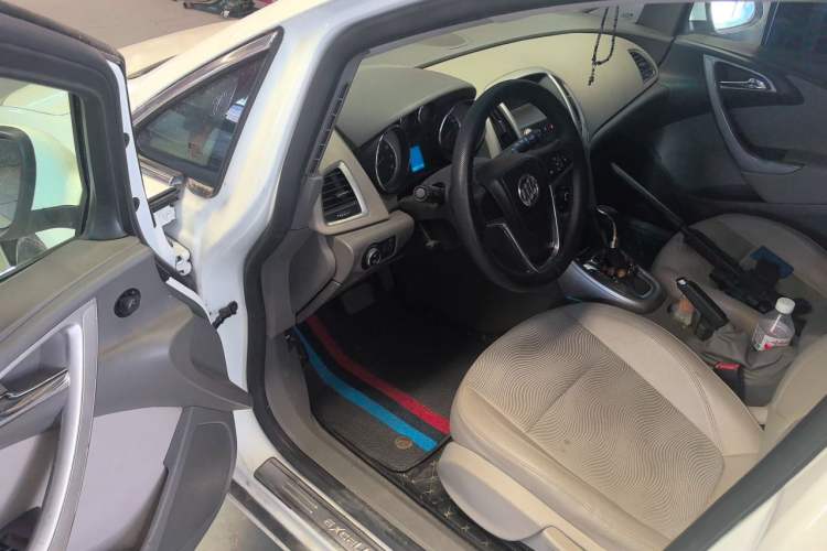 Used Buick GT 2012 XT 1.6L Automatic Fashion Edition Driver Seat