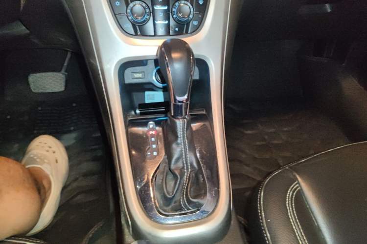 Used Buick GT 2012 GT 1.8L Automatic Fashionable Leather Edition Gear Lever