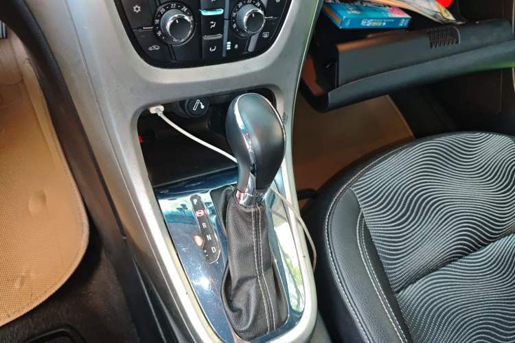 Used Buick GT 2012 XT 1.6L Automatic Fashion Edition Gear Lever