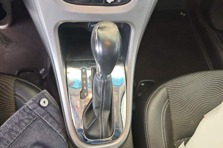 Used Buick GT 2012 XT 1.6L Automatic Fashion Edition Gear Lever