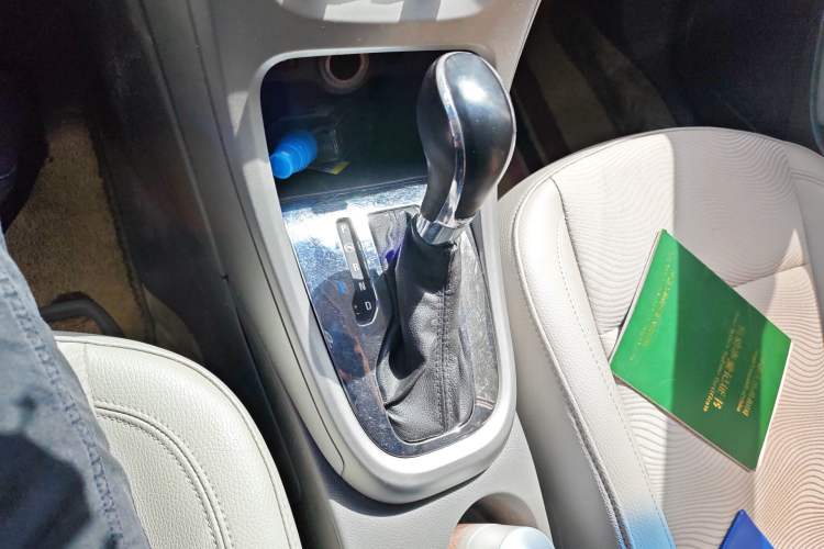 Used Buick GT 2012 XT 1.6L Automatic Fashion Edition Gear Lever