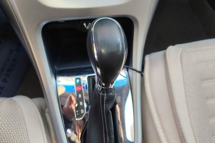 Used Buick GT 2012 XT 1.6L Automatic Fashion Edition Gear Lever