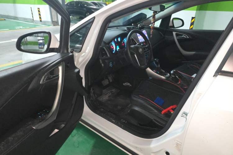 Used Buick GT 2012 XT 1.6L Automatic Fashion Edition Interior 3