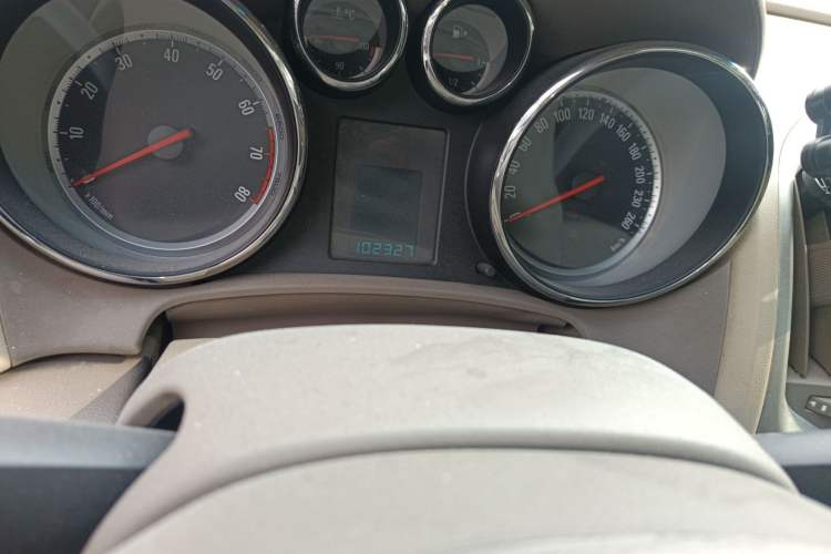 Used Buick GT 2012 GT 1.6L Automatic Fashion Edition Odometer Close Up