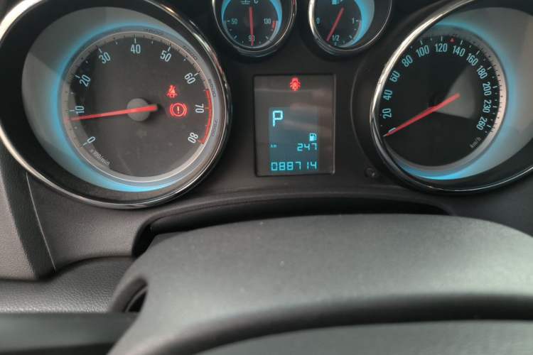 Used Buick GT 2012 XT 1.6L Automatic Comfort Edition Odometer Close Up