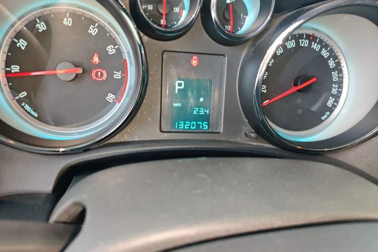 Used Buick GT 2012 XT 1.6L Automatic Fashion Edition Odometer Close Up