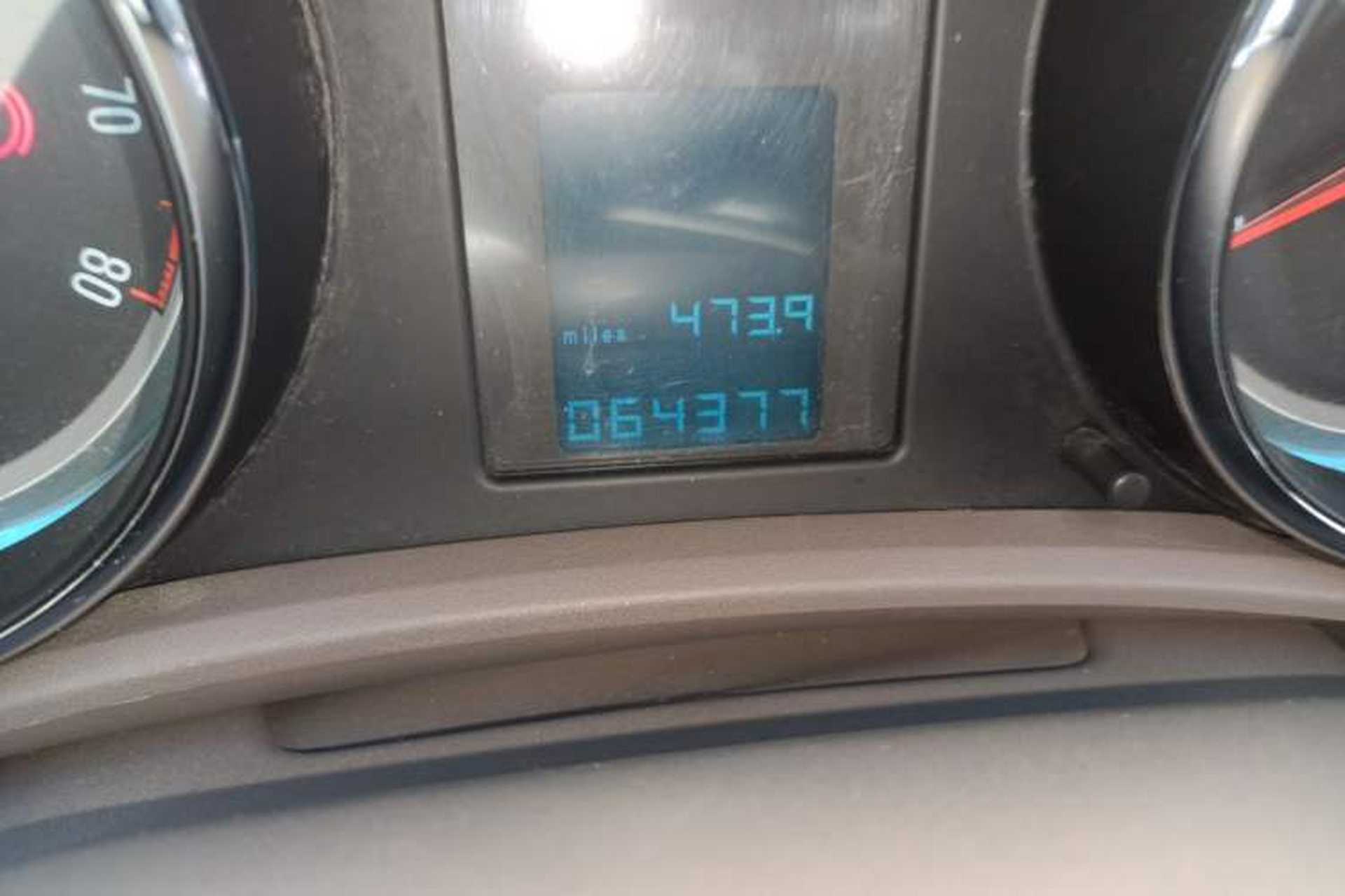 Used Buick GT 2012 GT 1.6L Manual Entry-Level Model Odometer Close Up