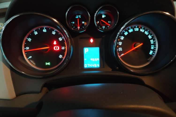 Used Buick GT 2012 XT 1.6L Automatic Comfort Edition Odometer Close Up