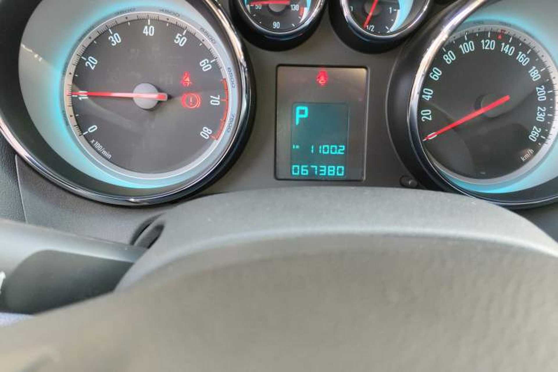 Used Buick GT 2012 XT 1.6L Automatic Fashion Edition Odometer Close Up