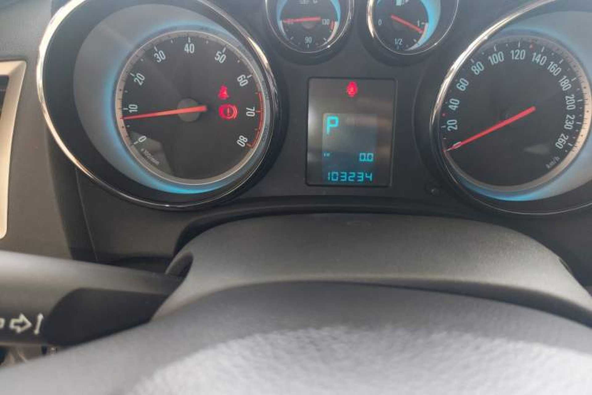 Used Buick GT 2012 XT 1.6L Automatic Fashion Edition Odometer Close Up