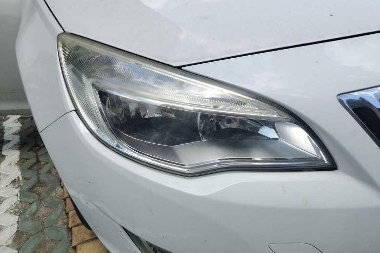 Used Buick GT 2012 XT 1.6L Automatic Fashion Edition Right Front Headlight