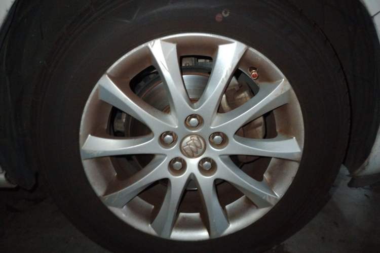 Used Buick GT 2012 XT 1.6L Automatic Fashion Edition Right Front Wheel Hub